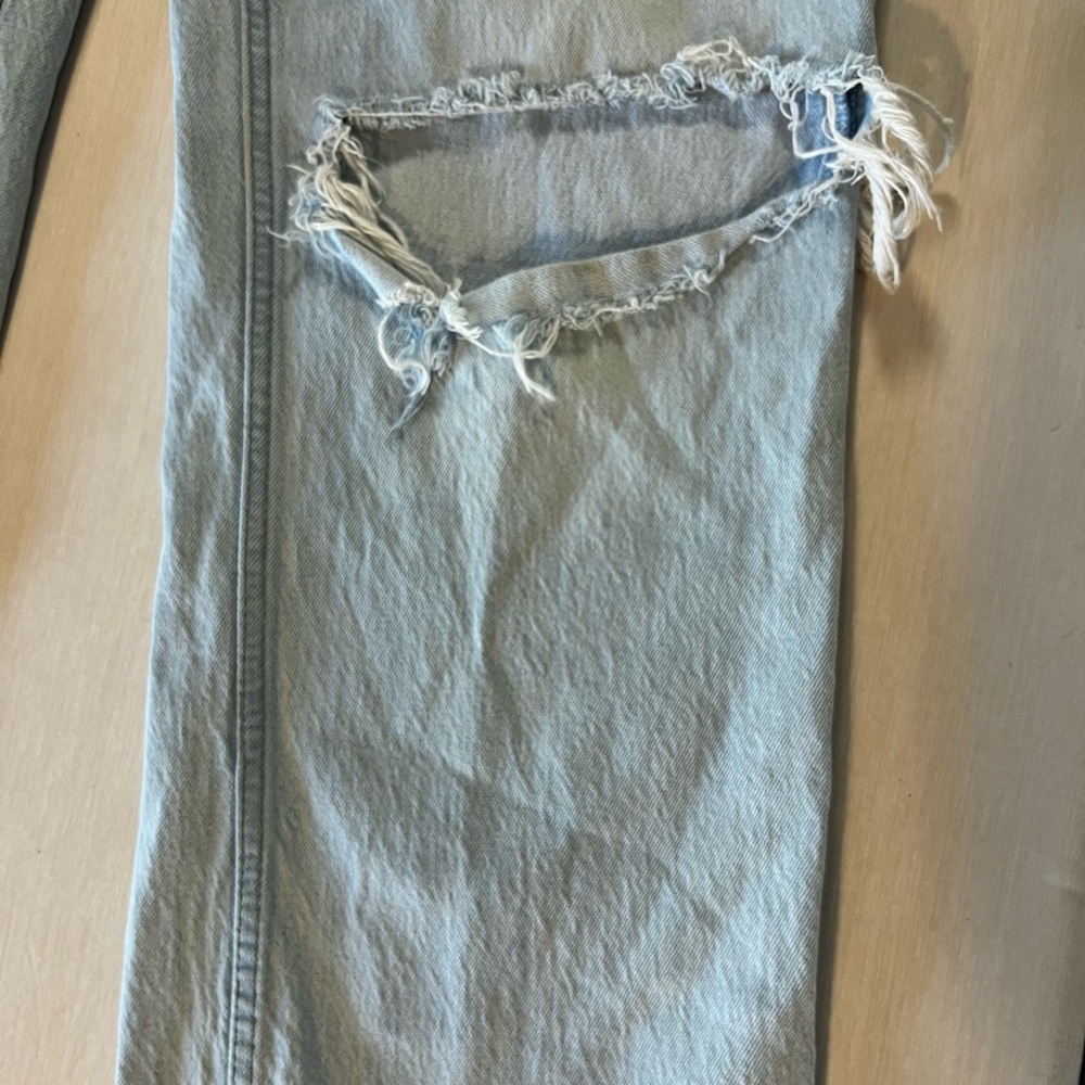 Abercrombie & Fitch “the 90’s Baggy” Light washed Distressed Jeans - Picture 3 of 7